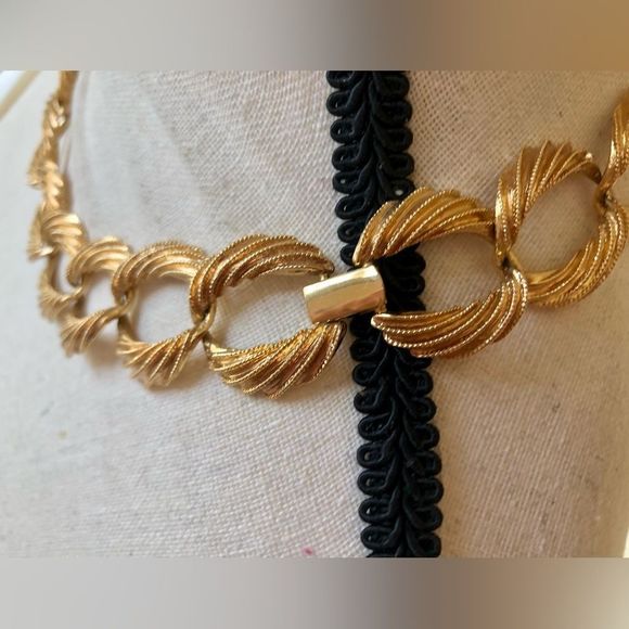 Napier 19” gold tone rib-groove-etched link signed w/Pat #4,774,743 - Picture 6 of 8